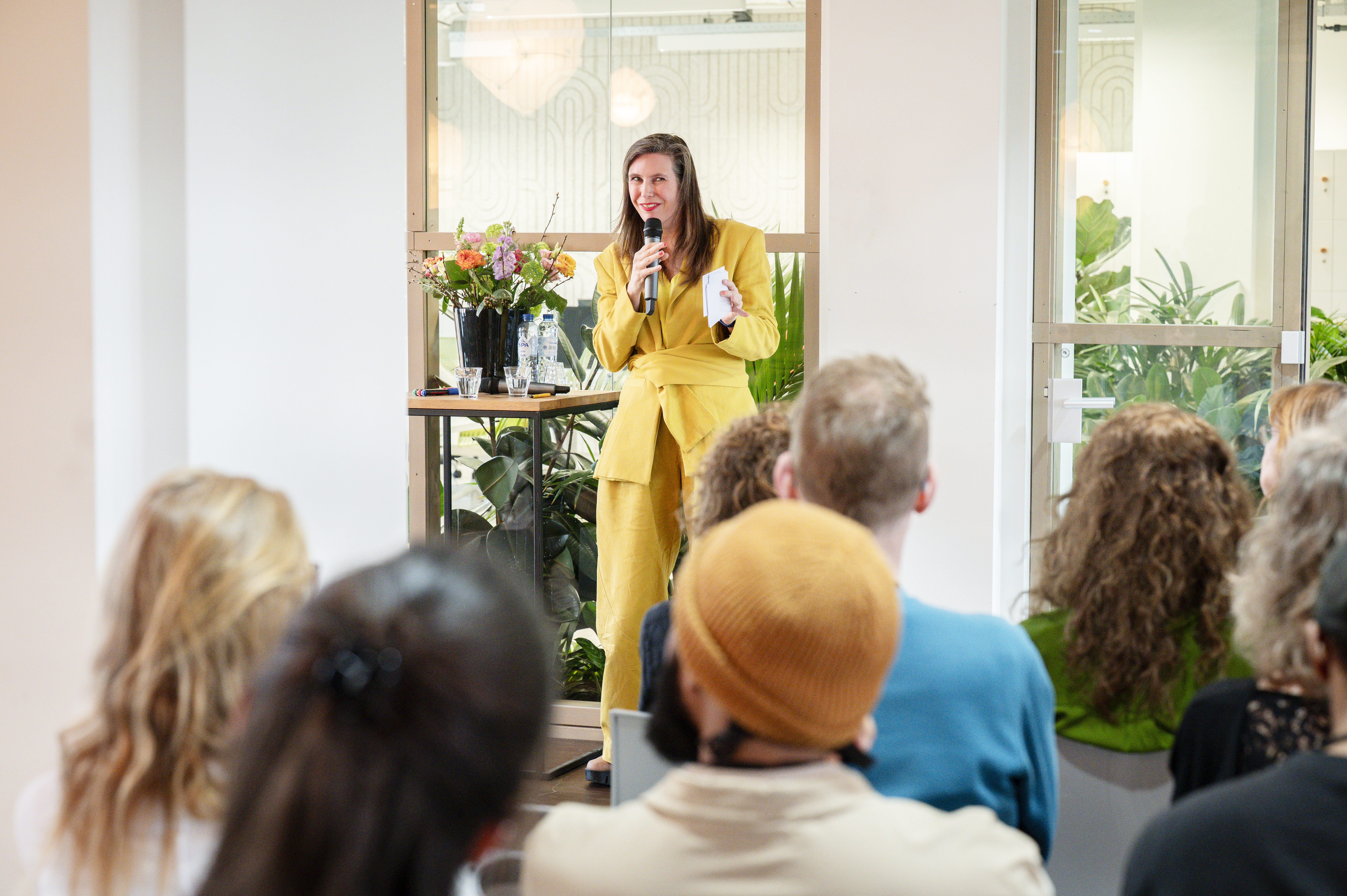 Maaike Muis als gespreksleider op een cultureel symposium