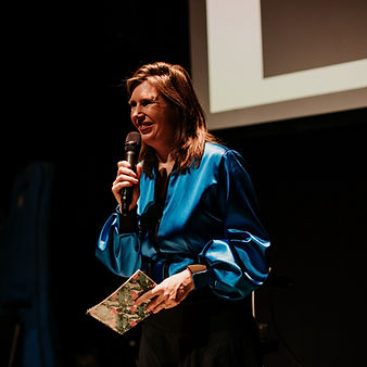 Maaike Muis op een podium