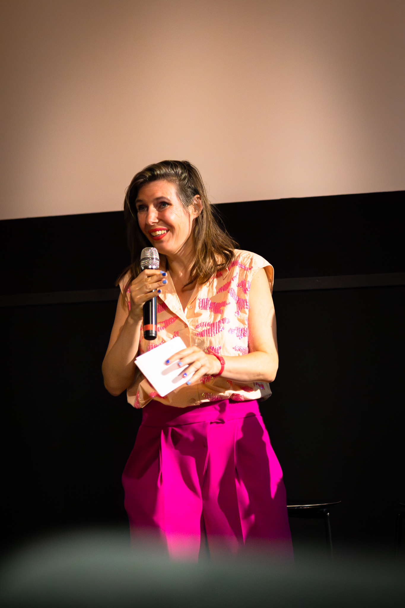 Maaike Muis als presentatrice op een cultureel event