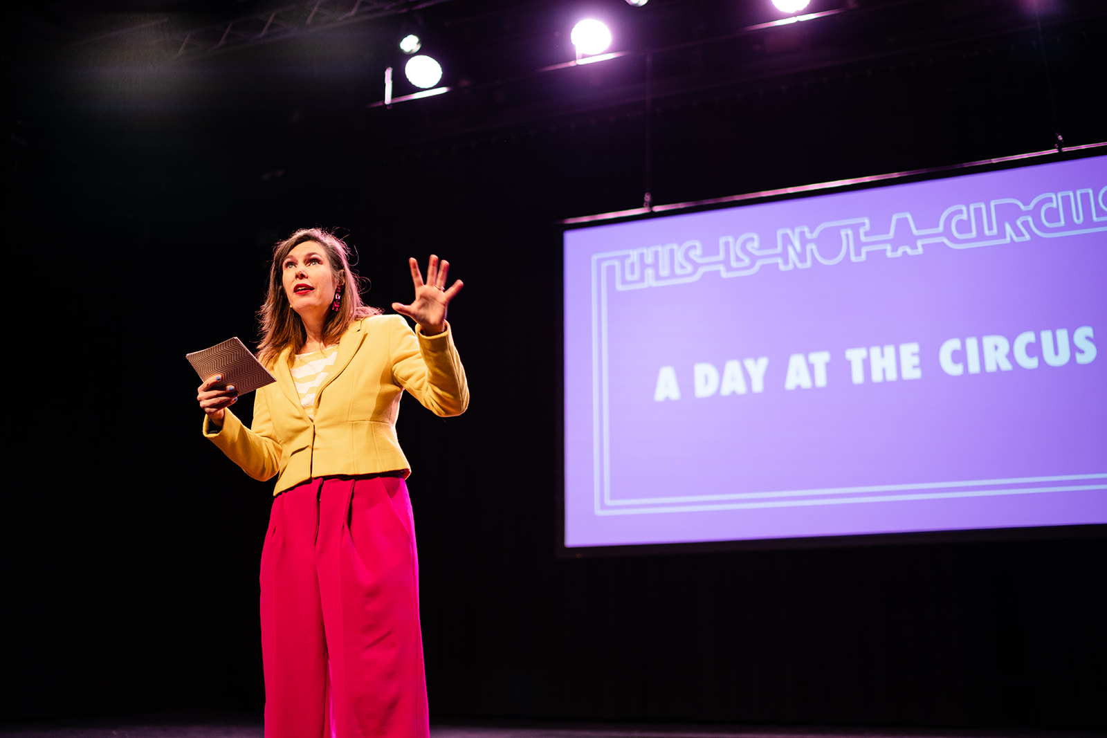 Maaike Muis op het podium bij TINAC Festival, Theater Bellevue